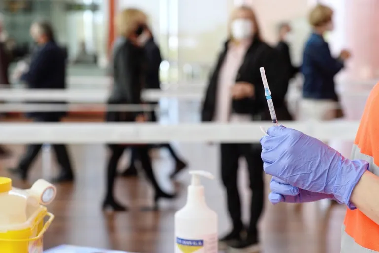 pandemia covid 19 vacunas carmen camara 2 768x512 1