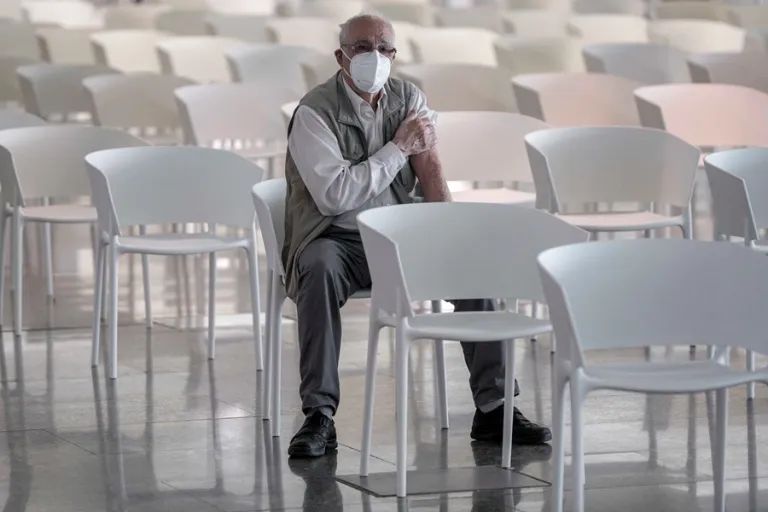 pandemia covid 19 vacunas carmen camara 768x512 1