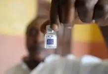 La OMS dice que las vacunas ahorran millones en África, pero los recortes de ayuda de Estados Unidos y la guerra con Irán amenazan el progreso vacunas Africa