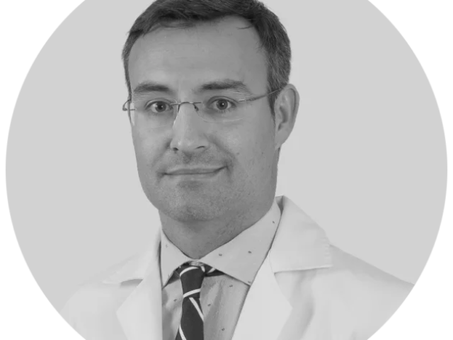 Martin Reyes, Dr. Roberto