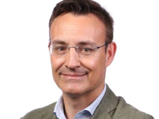 Martin Reyes, Dr. Roberto